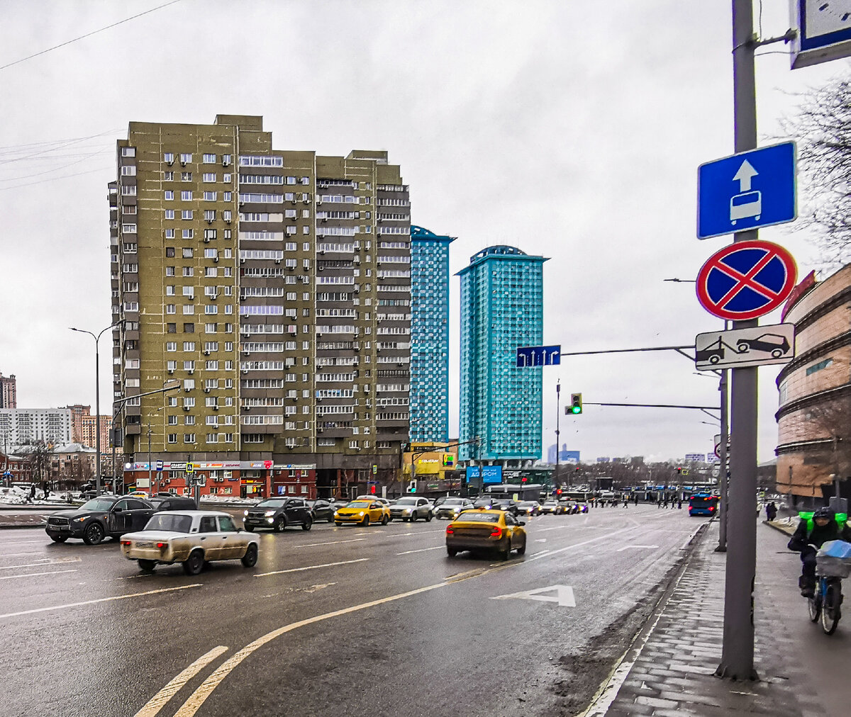 Улица Маршала Василевского у метро "Щукинская". 