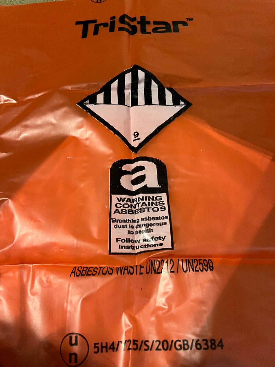 Мусорные пакеты для асбеста. Фотография из личного архива. 