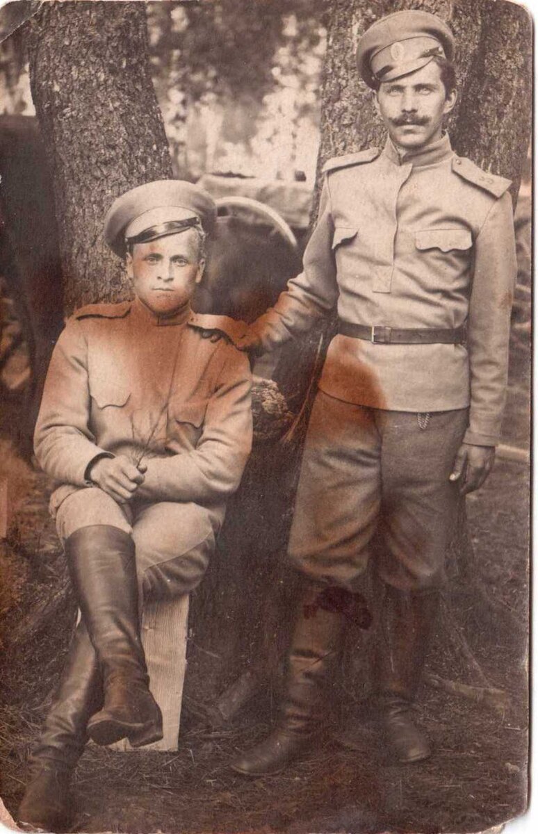 Мой прадедушка Алексей стоит справа. 1916 год. Фото из личного архива