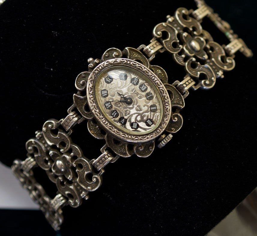 Старые женские часы. Антикварные часы наручные женские. Антикварные часы наручные. Старинные женские часы. Женские серебряные часы.