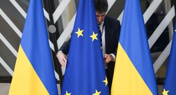 Государственные флаги Украины и флаги с символикой Евросоюза во время саммита Европейского союза в Брюсселе.📷
