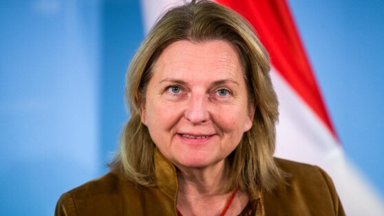    Танцевавшая с Путиным экс-глава МИД Австрии поселилась в рязанской деревне Сергей Бунеев