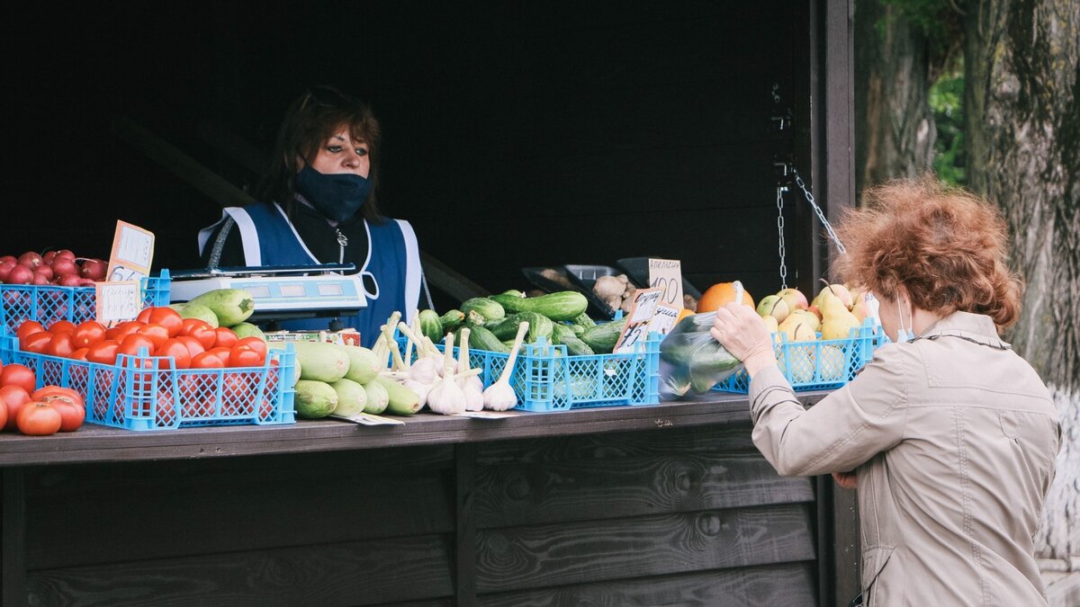     Минпромторг утверждает, что проблем с подорожанием продуктов нет. Но за кулисами ведомство Дениса Мантурова пытается оказывать влияние на торговые сети и регулировать рынок для стабилизации цен. «НИ» выяснили, насколько реальна угроза скорого подорожания продовольствия в России.