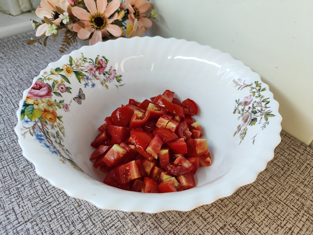 Здравствуйте, дорогие друзья! Сегодня хочу поделится с вами вкусным Пикантным салатом с кукурузой, яйцами и помидорами. Салат получается вкусным, сочным и пикантным.-2