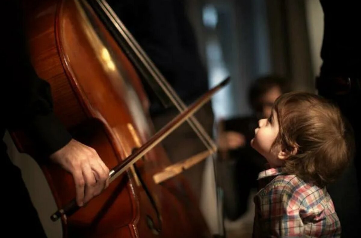 Музыка для детских постановок. Виолончель для детей. Музыкальный концерт для детей. Концерт классической музыки. Ребенок играет на виолончели.