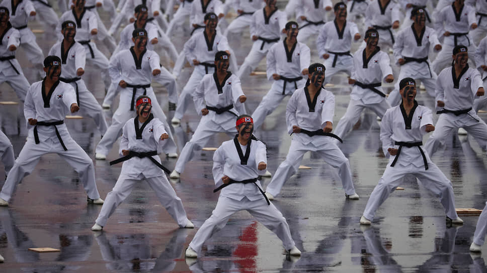 Фото: Kim Hong-Ji/Pool / Reuters📷Военнослужащие демонстрируют свои навыки традиционного корейского боевого искусства тхэквондо