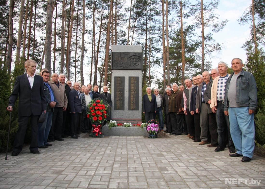 26 апреля 2016 года, Тампонажное управление. Ветераны – участники ликвидации Чернобыльской катастрофы у памятной стелы