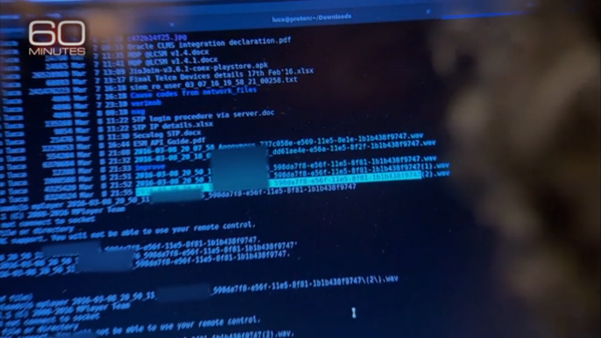 В шаге от миллиарда В феврале 2019 года группа хакеров пыталась получить доступ к средствам центрального банка Бангладеш, который держит счет в Федеральном резервном банке Нью-Йорка (является частью Федеральной резервной системы США). Преступники пытались вывести со счета порядка 1 миллиарда долларов, но украсть им удалось лишь чуть больше 80 миллионов.

Хакерам успешно завершили только четыре транзакции из нескольких десятков запрошенных. На пятой транзакции в 20 миллионов долларов, банкиры заподозрили неладное. Хакеров выдала опечатка: в названии организации, которой предназначался перевод, вместо «Shalika Foundation» они написали «Shalika Fandation». Сотрудник Deutsche Bank, через который шла операция, обратил на это внимание и связался с Бангладеш для подтверждения транзакции — так афера и раскрылась.

ФРС говорит, что признаков взлома не обнаружили. Представители банка настаивают, что хакеры знали настоящие учетные данные, а распоряжение о проведении оплаты было подтверждено системой SWIFT. ЦБ Бангладеш удалось вернуть часть похищенных средств. Председатель Центробанка после инцидента ушел в отставку.

Обезумевшие банкоматы
В 2013 году группе хакеров из России, Японии и Европы удалось украсть около 300 миллионов долларов. Воровали они по всему миру: из более чем 100 банков в 30 странах мира — от Австралии до Исландии. При этом, как отмечают эксперты, оценки убытков весьма приблизительные и могут быть втрое выше. Хакеры называют себя «группировка Carbanak».

В Киеве, например, банкомат начал выдавать деньги в совершенно произвольные моменты. Никто не вставлял в него карточки и не прикасался к кнопкам. Камеры зафиксировали, что деньги забирали люди, случайно оказавшиеся рядом в тот момент. Сотрудники банка не могли понять, что происходит, пока за дело не взялась «Лаборатория Касперского».