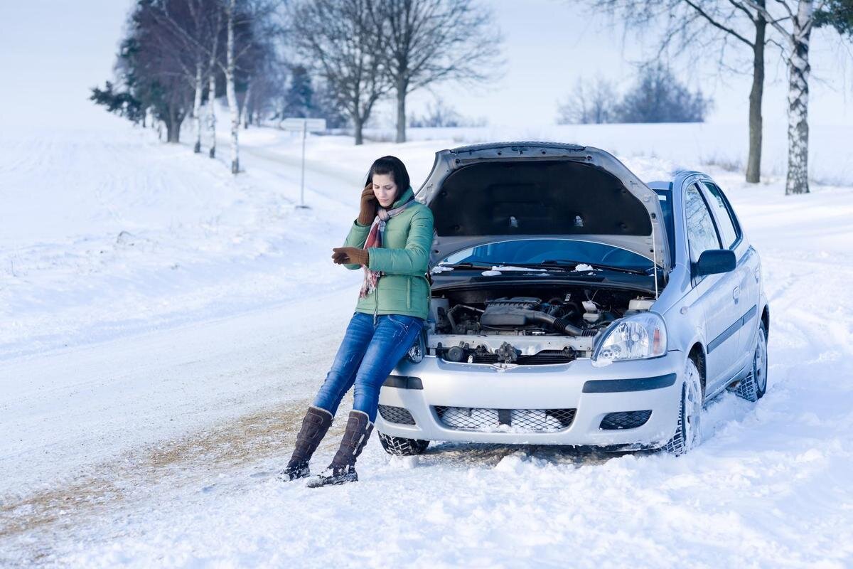 Девушка и сломанная машина зимой