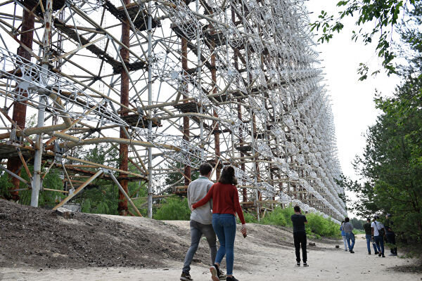 Глава государства издал указ "О некоторых вопросах развития территорий, подвергшихся радиоактивному загрязнению вследствие Чернобыльской катастрофы". "Указ станет началом превращения зоны отчуждения в одну из точек роста новой Украины. В первую очередь мы создадим зеленый коридор для туристов и уберем предпосылки для коррупции", — объяснил Зеленский.По его словам, ранее "Чернобыль был отрицательной составляющей бренда Украины". "Пришло время это изменить, — заявил президент. — Чернобыль — уникальное место на планете, где природа возрождается после мировой техногенной катастрофы, где есть настоящий город-призрак. Мы должны показать это место миру".© РИА Новости / СтрингерПерейти в фотобанкТуристический бум в Чернобыльской зоне отчужденияЗона отчуждения под Чернобылем станет туристическим объектом. "Будут проложены новые туристические маршруты, в том числе водные. Будут отменены необоснованные ограничения и запреты, например, в отношении видеосъемки. Украина станет популяризировать туристический Чернобыль на международных мероприятиях", — сообщила пресс-служба украинского президента.Причем посещение зоны можно будет согласовывать через электронный кабинет. В случае отказа туриста проинформируют заранее, а не на контрольно-пропускном пункте.Зеленский признал, что таким образом государство пытается возглавить беспорядок, который не удается обуздать. "Зона отчуждения до сих пор является еще и символом коррупции на Украине. Это взятки, которые силовики собирают с туристов, а также нелегальный вывоз металлолома и использование природных ресурсов", — отметил он.И призвал: "Давайте наконец перестанем отпугивать туристов. Сделаем здесь землю свободы, которая станет одним из символов новой Украины".© РИА Новости / СтрингерПерейти в фотобанкТуристический бум в Чернобыльской зоне отчужденияВместе с тем Киев планирует использовать зону отчуждения как полигон для специалистов из ЕС и НАТО, которые там будут проводить тренировки по предупреждению и ликвидации техногенных аварий.