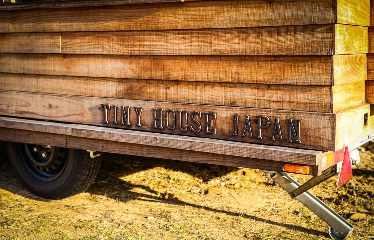 Тагами Харухико из компании Tiny House Japan создал деревянный дом на колесах с этническими мотивами. 