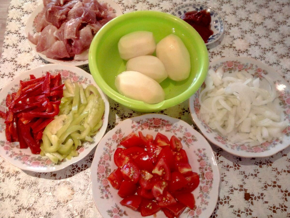 Очень вкусный, ароматный картофельный суп с свининой и овощами.