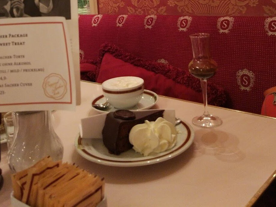 Кафе Sacher, одноименный торт и кофе и ликер, все на 10 баллов+