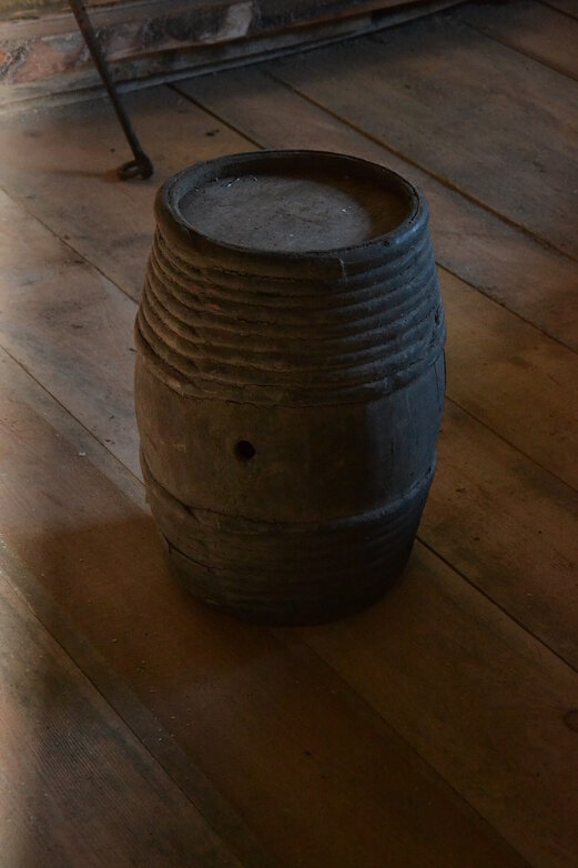 "Усиленный" бочонок для пива. Сфотографировал на Русском севере.