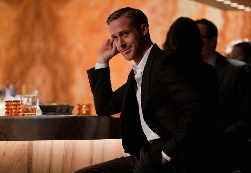 Играете в гляделки, а он не идет знакомится? А слабо подойти первой?