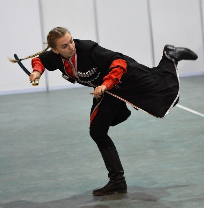 Не совсем понятно, что именно хочет сделать девушка с точки зрения логики боя, но длинные ногти с черным лаком смотрятся грозно (фото TLT1.RU).