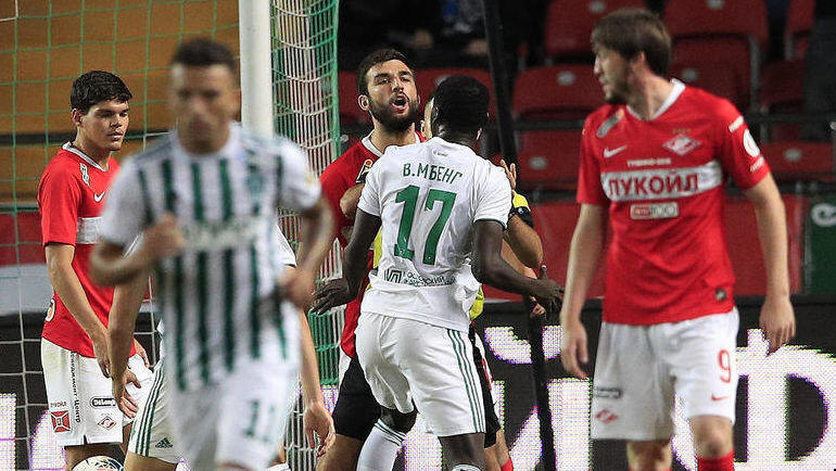 Аблае Мбенг ("Ахмат") забил гол и тут же вступил в перепалку с Джикией, а через две минуты случайно наступил Георгию на ногу и был удален