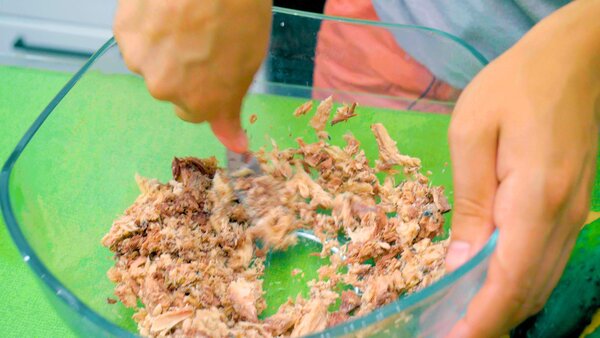 Как приготовить полезный и необычный летний салат с тунцом и огурцами и «навести фигуру»