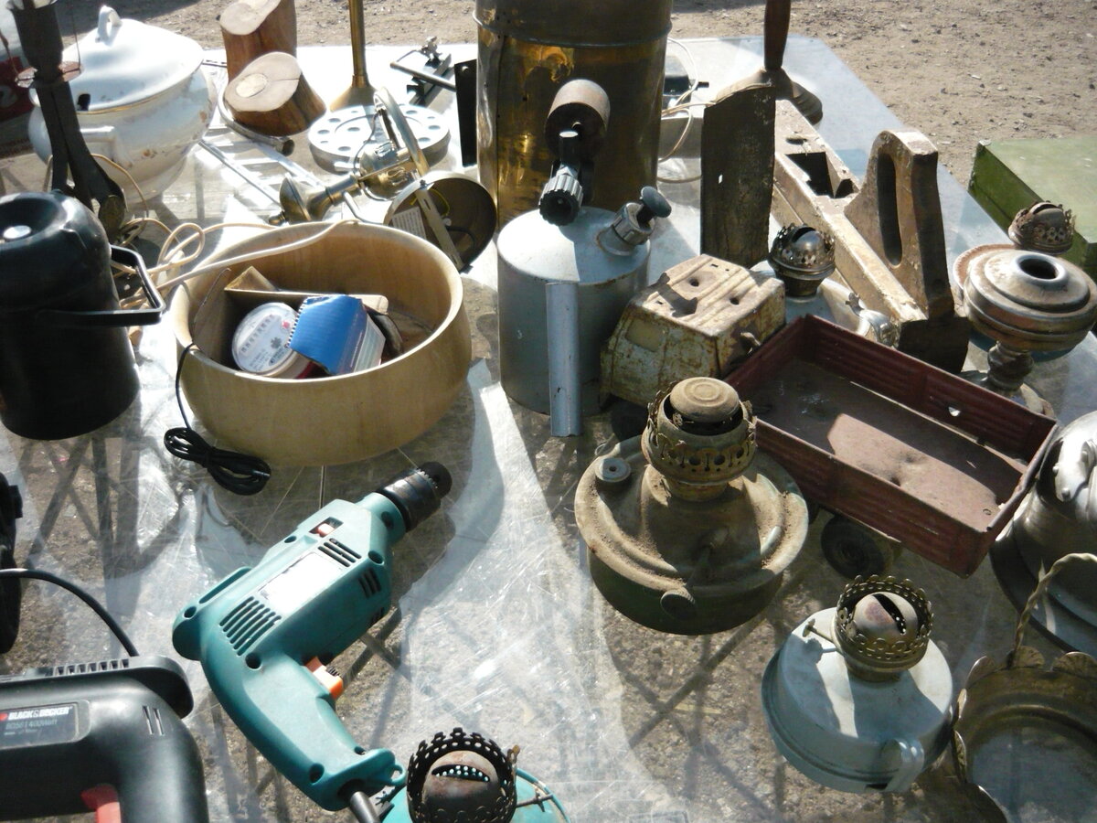 Всякая всячина от керосиновой лампы до эл.инструмента. Стекла к лампам можно увидеть на рынке