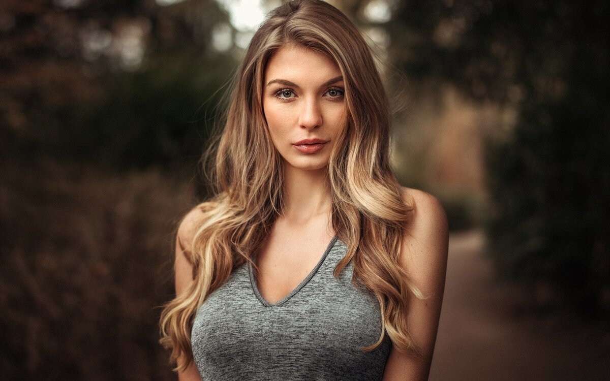 картинка из интернета. Кто это - не в курсе. Просто явно "сделанная" красотка