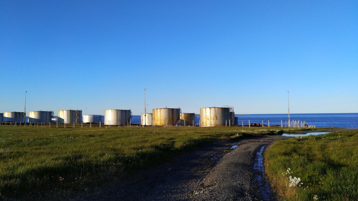 Фото автора. Емкости для мазута которым отапливается посёлок.