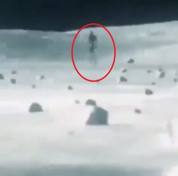 На Луне засняли лунного человека (фотография сделанная НАСА, в обработке)