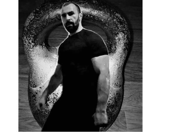 С меня еще тот фотошопер😂.   Я со своей самой первой гирей, которую мог несколько раз продать, немного добавить денег и купить новую. Но уж слишком я сентиментальный и друзей не продаю. Кстати интересно то, что на ней выбито 32 кг, а весит она ровно 34. Проверял на нескольких весах. 