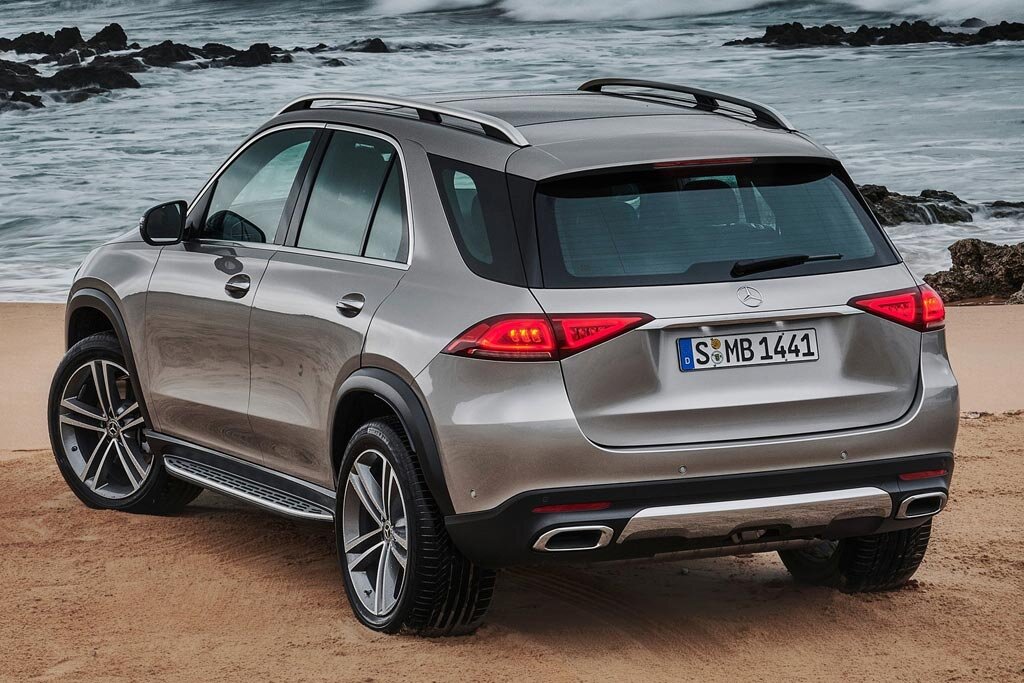 Немцы подготовили к Парижскому автосалону 2018 второе поколение кроссовера Mercedes-Benz GLE (W167), который оказался по настоящему новым, поскольку прежний ГЛЕ представлял собой ресталинговый ML-Class, появившийся на рынке в далеком две тысячи одиннадцатом. Основные подробности о новой модели Мерседес ГЛЕ 2019 (фото и цена) производитель распространил еще в середине сентября, а начало продаж автомобиля в России запланировано на конец весны девятнадцатого. Итак, давайте разбираться, что представляет из себя данный вседорожник. Комплектации и цены Mercedes GLE 2019 Акции и Скидки Смотреть цены Кредит от 9,9% Смотреть цены Комплектация Цена, руб. 2.0D (245 л.с.) GLE 300d Premium 4MATIC AT9 4 730 000 2.0D (245 л.с.) GLE 300d Sport 4MATIC AT9 5 120 000 2.9D (330 л.с.) GLE 400d Sport 4MATIC AT9 5 970 000 3.0 (367 л.с.) GLE 450 Sport Plus 4MATIC AT9 6 340 000 2.9D (330 л.с.) GLE 400d Black Line 4MATIC AT9 7 020 000 2.9D (330 л.с.) GLE 400d First Class 4MATIC AT9 7 820 000 AT9 — автомат 9-ст., 4MATIC — полный привод, D — дизель Каталог Mercedes Снаружи Мерседес-Бенц GLE-класса в новом кузове остался полностью узнаваемым — дизайнеры сохранили пропорции кузова и характерную для модели форму задних стоек и боковых окон. При этом спереди машине добавили брутальности и агрессии. Здесь полностью другая головная оптика с двумя диодными скобами, увеличенная в размерах решетка радиатора с восемью закругленными углами, а также массивный бампер с широкой прорезью под фальшвоздухозабрник и рельефный капот. Корма нового Мерседес ГЛЕ 2019-2020 щеголяет узкими фонарями на манер четырехдверки CLS (C257) и двумя хромированными патрубками выпускной системы, а сбоку кроссовер выделяется угловатыми колесными арками (диски идут диаметром от 18 до 22″) с ярко-выраженными накладками над ними и порогами. ₽Range Rover Sport за 4 990 000 руб.landrover.ru Скрыть объявлениеМерседес Бенц, цены в Крымуavangard-st.com Скрыть объявление По традиции, для авто доступен пакет AMG Line, включающий иначе оформленную радиаторную решетку (с одним ребром вместо двух), другие бампера, колесные диски особого дизайна, а также окрашенные под цвет кузова защитные накладки. Салон В салоне Mercedes GLE 2019 произошла настоящая революция — кроссовер получил совершенно иную переднюю панель с двумя большими экранами, объединенными под общим стеклом. Здесь установлены мониторы диагональю 12,3 дюйма, причем такая конфигурация включена в базовое оснащение. В отличие от других моделей компании, на центральной консоли здесь разместились не круглые, а четыре прямоугольных дефлектора системы вентиляции, а экраны с обоих сторон обрамлены симметричными решетками. Мультимедийка MBUX поддерживает управление жестами и голосовыми командами, а за доплату предлагается проекционный дисплей. Источник: https://www.allcarz.ru/mercedes-gle-2/ @ allcarz.ru