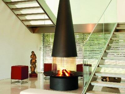 Камины – это составная часть интерьера, с которым они, несмотря на свою доминирующую позицию, должены составлять единое практичное и художественное целое. Именно поэтому их размещение и внешний вид являются важными компонентами общего дизайна помещения, где расположены камины.