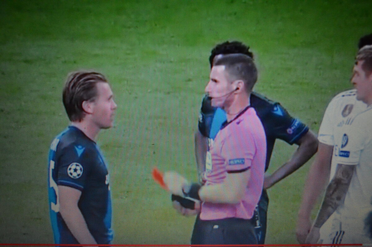 Судья в спорном моменте решил выгнать игрока бельгийцев с поля.