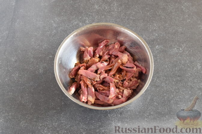 Куриные сердечки зачистим от пленок и сосудов и нарежем соломкой.Выложим куриные сердечки в миску и зальем их соевым соусом, оставим их на 10-15 минут мариноваться.