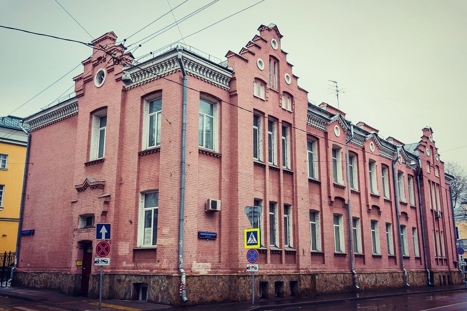 Сейчас тут детско-юношеская спортивная школа ;)