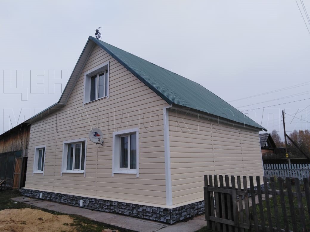 Отделка фасада выполнена металлосайдингом в цвете RAL 1015 Слоновая кость