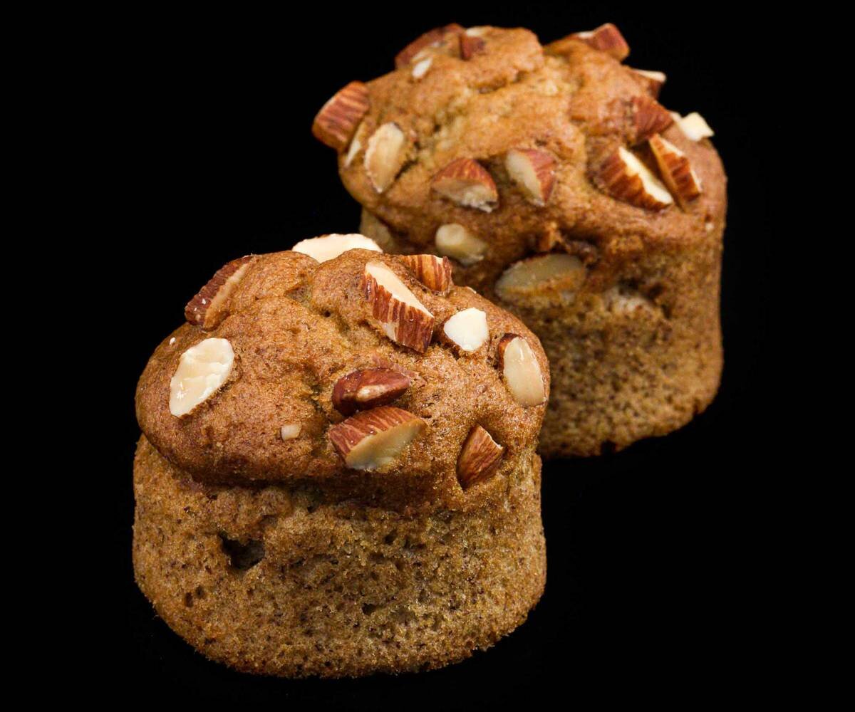 Насыщенный банановый вкус, вытекающая начинка из Нутеллы и посыпка из рубленного миндаля.