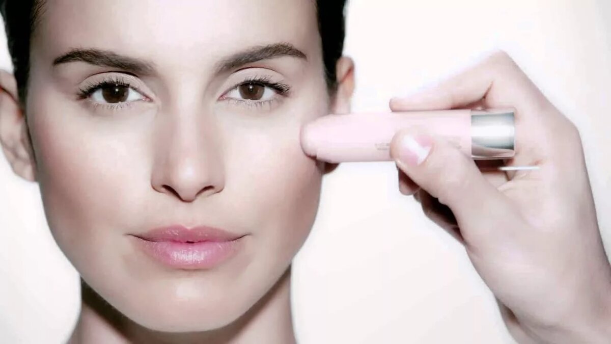 Чем удалить макияж? Макияж и слой загрязнения можно удалить с помощью подсолнечного, оливкового и льняного масла. Достаточно взять две чайные ложки подогретого масла. Начинать очищение нужно восходящими движениями от шеи, потом очистить участки кожи от подбородка и рта к вискам. Лоб необходимо протирать от носа до висков. В последнюю очередь нужно очистить губы и брови. Когда масло будет впитано в кожу, то его остатки требуется удалить ватным диском, смоченным лосьоном, также можно использовать чай или воду с кисловатым соком любого фрукта.

Чистая кожа отдохнет в течение сна, а утром будет свежей и молодой. Добиться сияния кожи можно утром, протирая лицо кубиками льда из замороженного отвара ромашки.