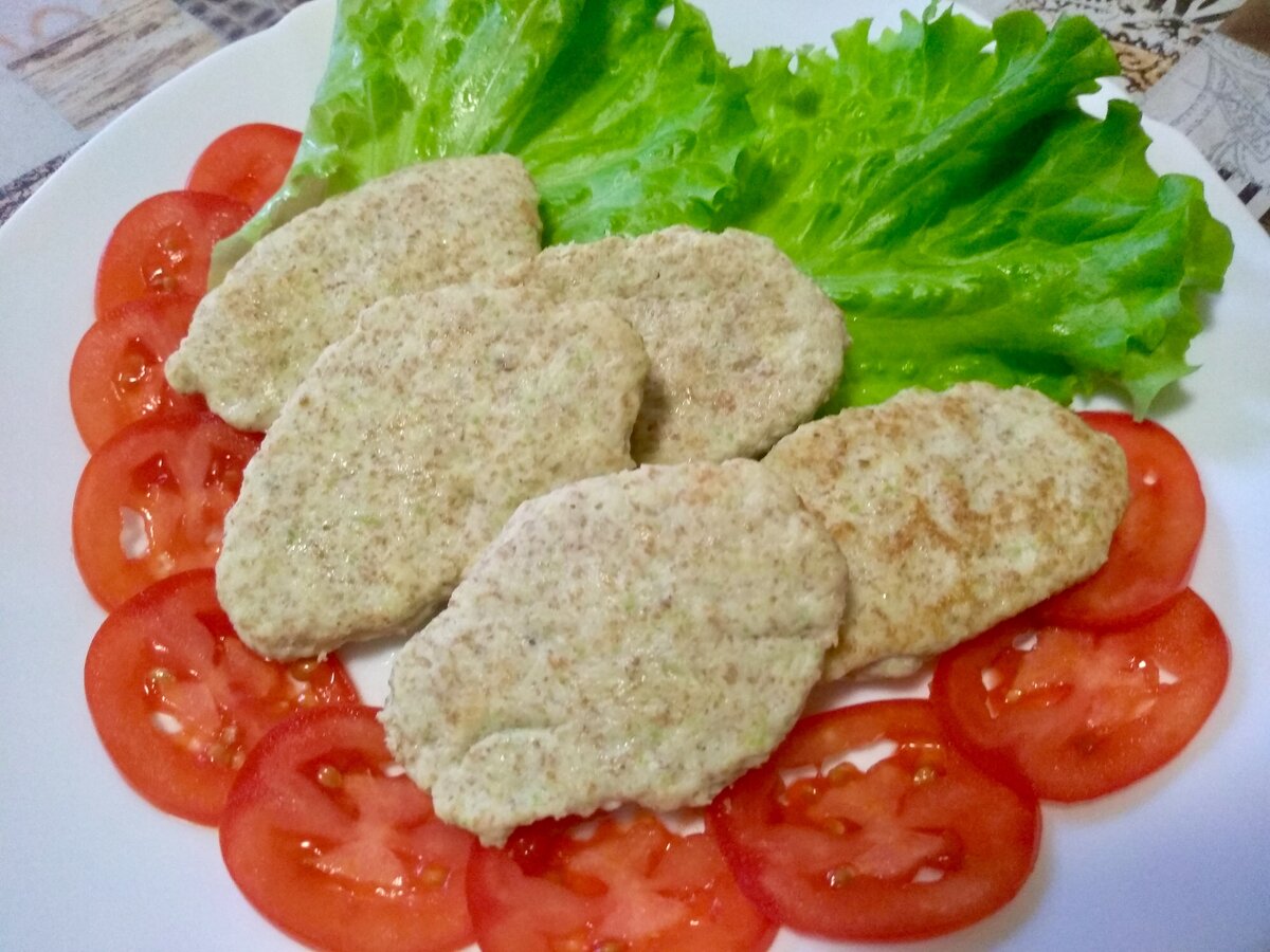 Добрый день!  Сегодня делюсь рецептом приготовления мясных блинчиков суфле с кабачком. Блинчики получаются очень вкусные, сочные, ароматные и что самое главное полезные. Такие блинчики очень хорошо кушают дети, даже те которые не любят кабачок. Просто, вкусно и полезно. Попробуйте приготовить.