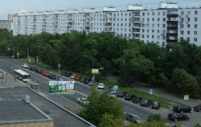 В таком доме людей на небольшой посёлок хватит