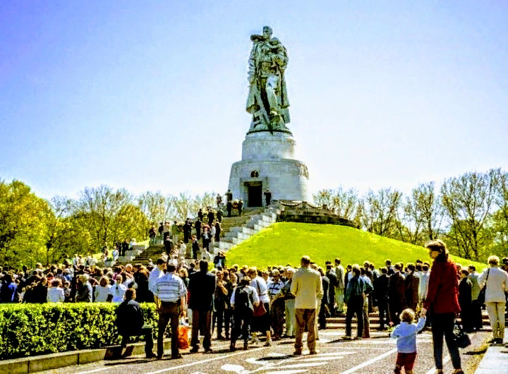 Скульптор Е. В. Вучетич, Архитектор Я. Б. Белопольский.
Открыт 8 мая 1949 года.
Высота — 12 метров