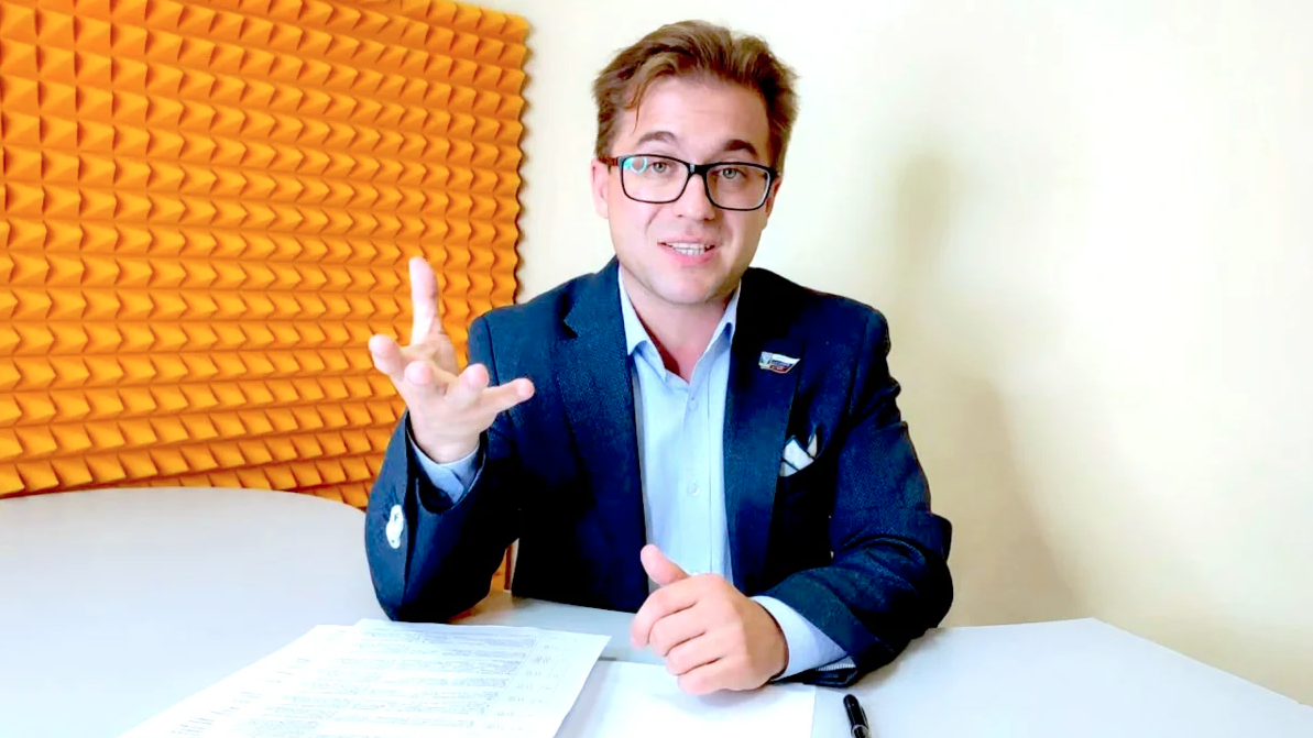 Депутат, который работает, на фоне поролоновой стены 