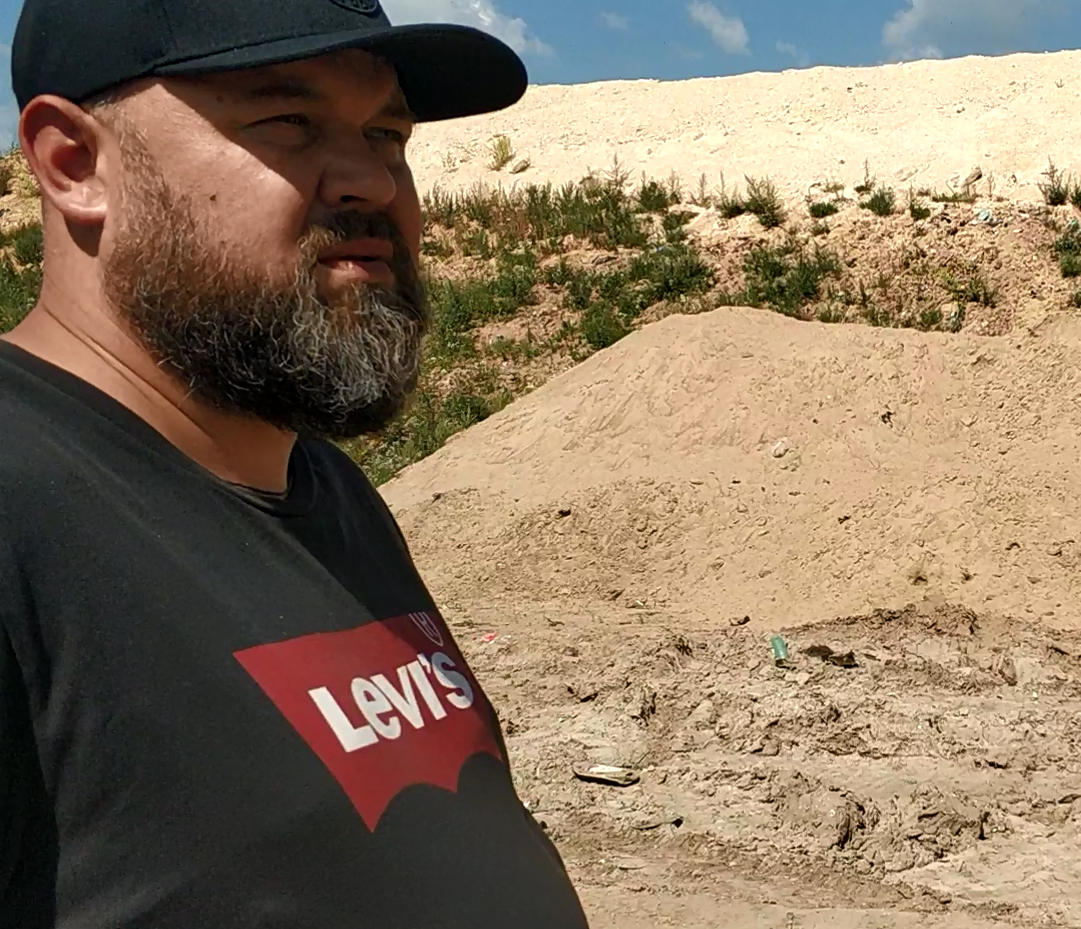 Максим Калачёв, один из жителей Коломенского городского округа, участвовавший с группой товарищей в первомайском перекрытии дороги мусоровозам с Москвы и области. 29 июня стало известно, что он назначен директором полигона ТБО "Воловичи".