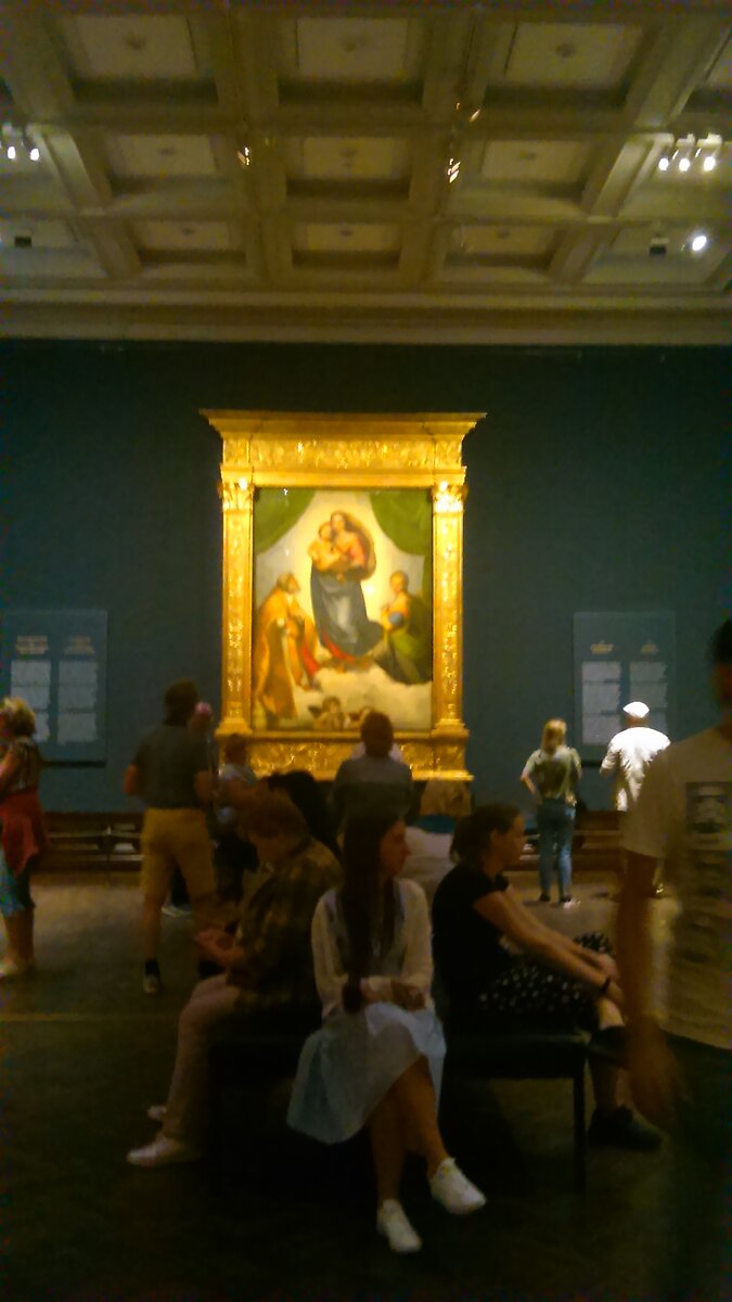  Икона в золоченом окладе или  изображение театральной постановки? 