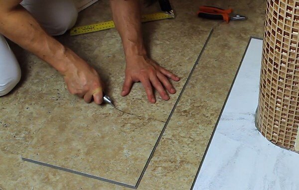 Для качественной нарезки кварц-винила используйте специальный нож с трапециевидным лезвием