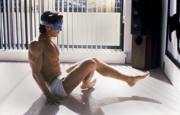 «Американский психопат» 2000 год. «Тренироваться было нереально скучно. Я согласен с фразой «Чем больше мышц, тем меньше мозгов»: мне приходилось заставлять себя полностью отключать голову в спортзале, иначе я постоянно думал о том, как бездарно теряю там время, когда мог бы сходить куда-то с друзьями, выпить, поесть хорошенько.