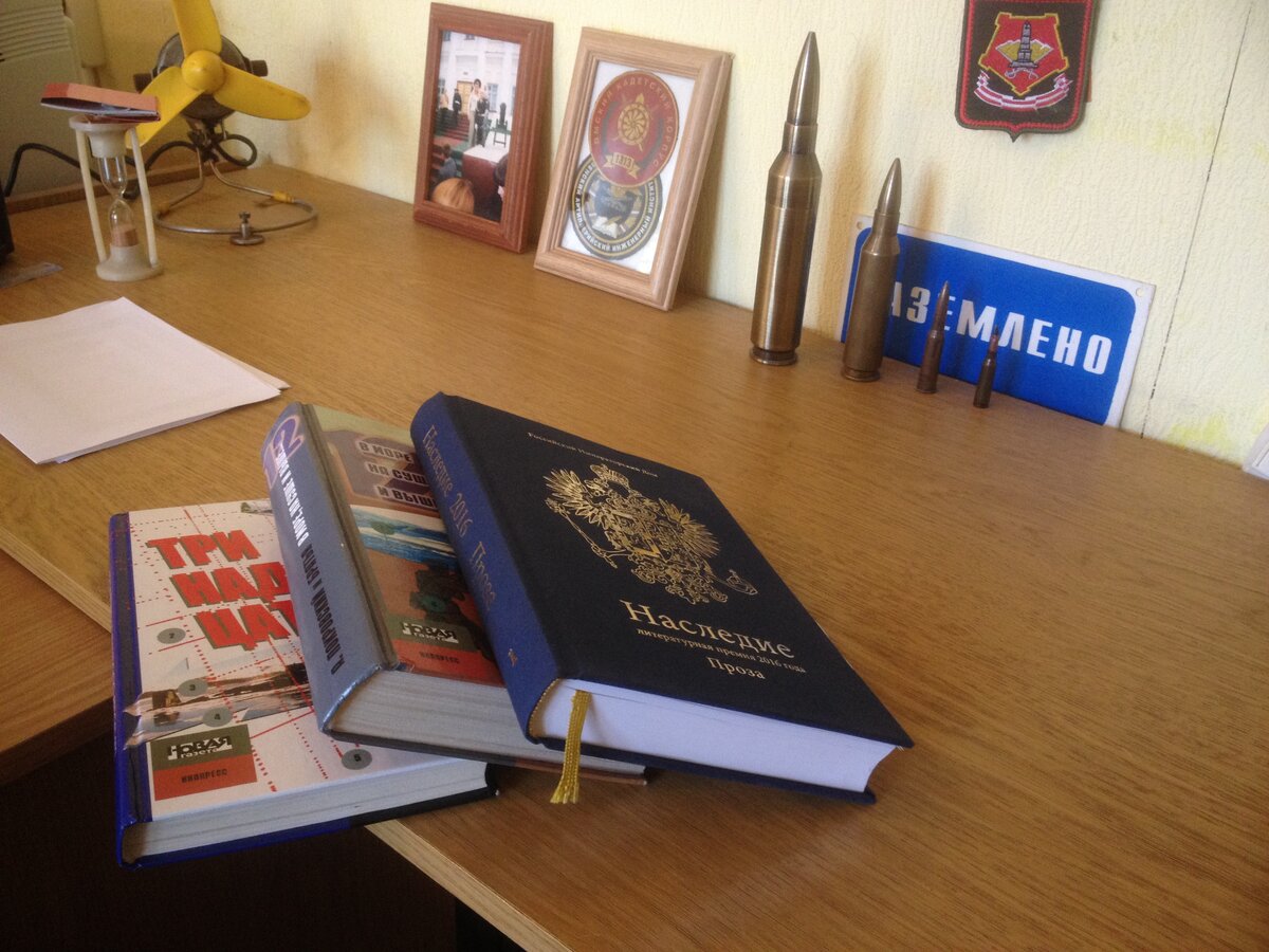 На фото: Запрещенные предметы в служебных кабинетах армии.