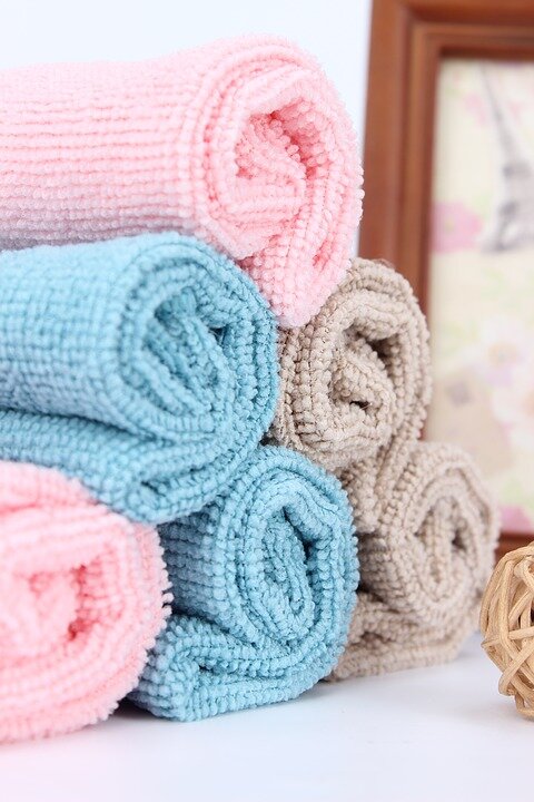 https://pixabay.com/photos/towel-stack-of-towels-box-photo-2992610/