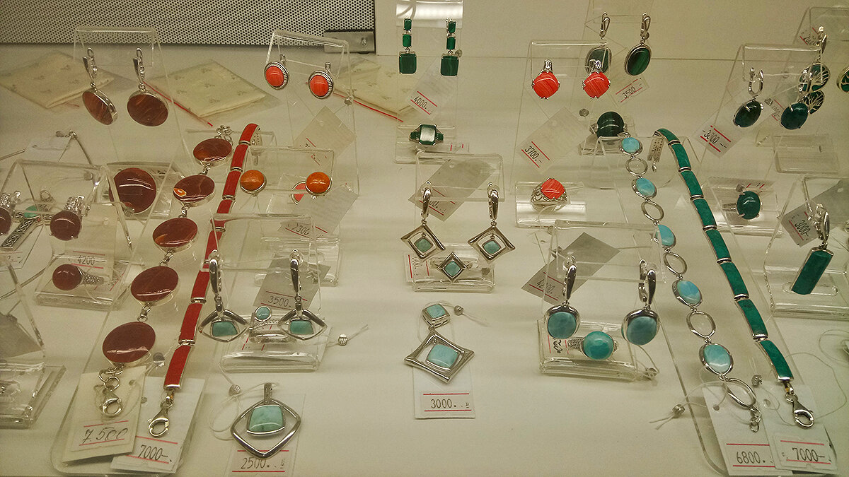 Снято в первом попавшемся ювелирном отделе торгового центра. Качество не очень — было опасение, что горе-папарацци могут выгнать взашей.