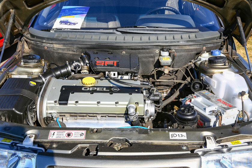   Двигатель опель под капотом 21106