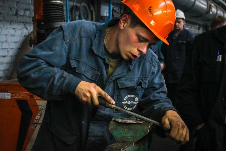 Мы ничего не имеем против профессии слесаря, мы уважаем любые профессии, когда это самостоятельный и осознанный выбор. Другой вопрос, когда человек мечтает о творчестве, а его заставляют.
Фото взято из Яндекс.Картинки