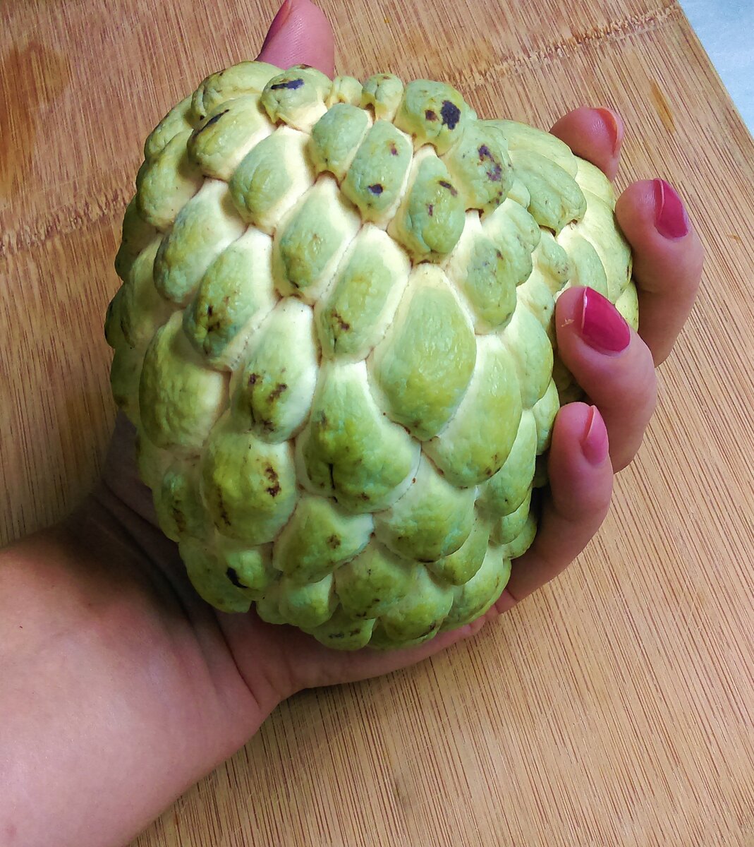 Держу ягодку в руке )) 