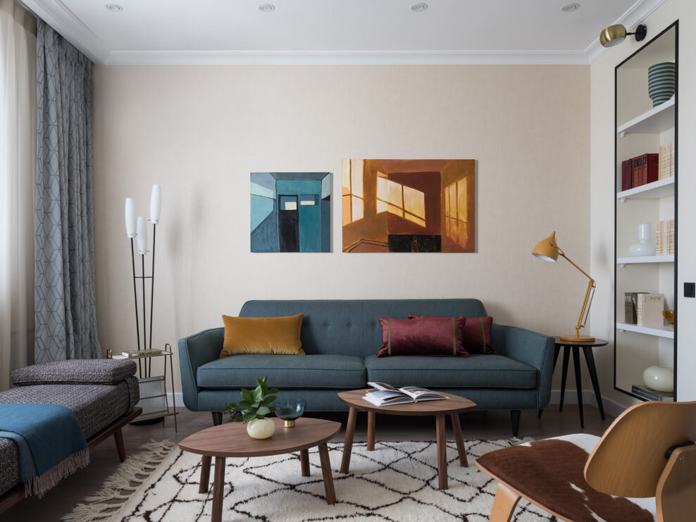 Гостиная. Диван, Сrate and Barrel; журнальные столики, IKEA; кресло, Vitra; картины Марии Костаревой, галереи Art Brut Moscow и 11.12. Подбор картин для интерьера оказался непростым процессом. Заказчица смогла определиться с выбором, когда галерея Art Brut привезла на примерку большое количество работ. 